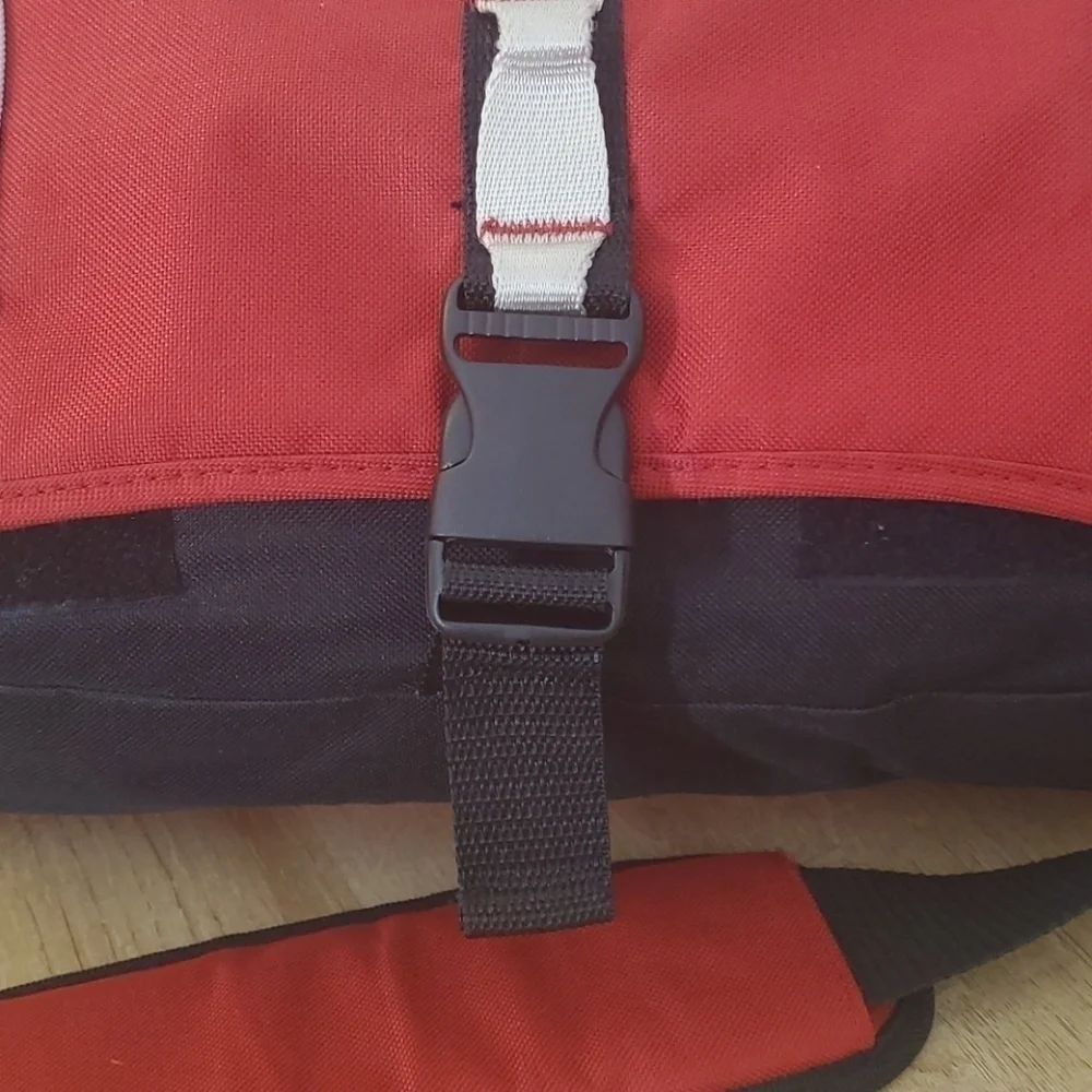 Athletic Works Messenger Bag with shoulder strap
